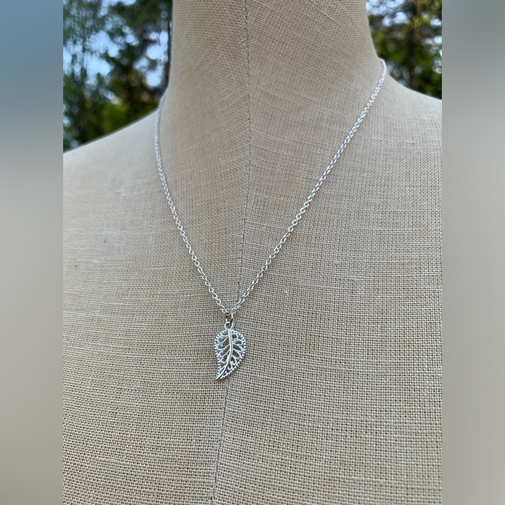 NWT Sterling Silver Plated Chain & Leaf Charm Necklace - Picture 8 of 11